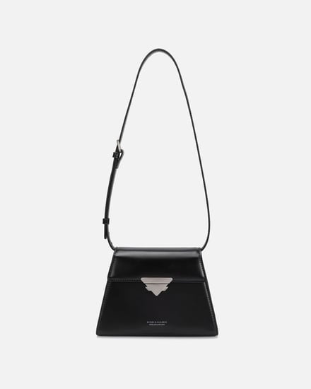 ‎ شنطة نسائية بلون أسود.