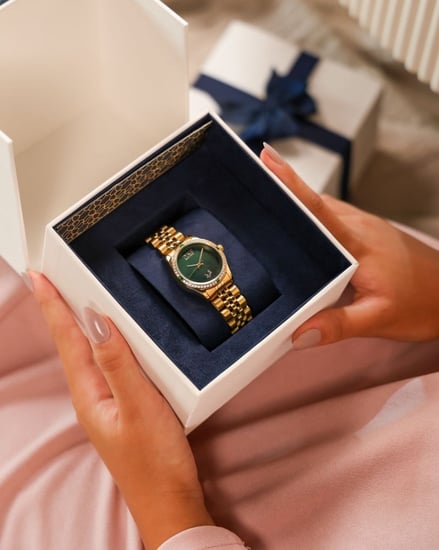 ساعة نسائية بتصميم متفرد بلون ذهبي