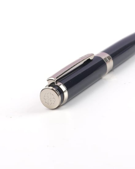 قلم رجالي كلاسيك بلون أسود وفضي