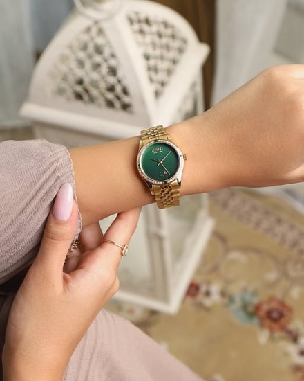 ساعة نسائية بتصميم متفرد بلون ذهبي