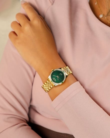 ساعة نسائية بتصميم متفرد بلون ذهبي