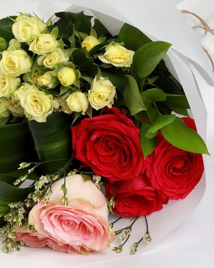 باقة ورد جميله من الروز والبيبي روز