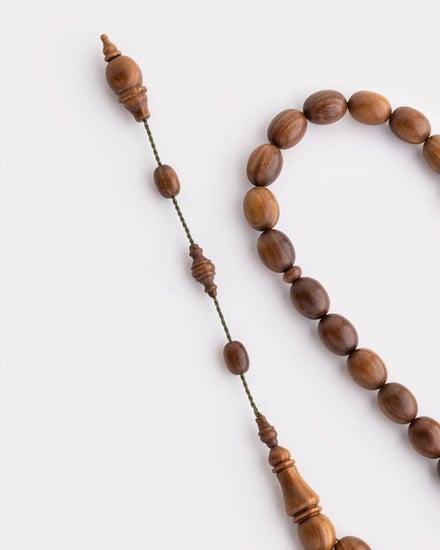 سبحة خشب الصندل باللون البني