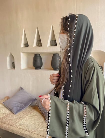 عباية فاخرة اللون زيتي مع شك لولو