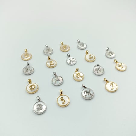 تعاليق ناعمة  حروف انجليزي ع صدف فضة صافي عيار 925 مطلي ذهب