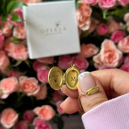 قلادة احرف ذهبي