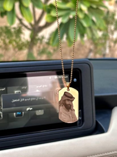 تعليقة سيارة ذهبية - نحت صورة على اوجة واحد