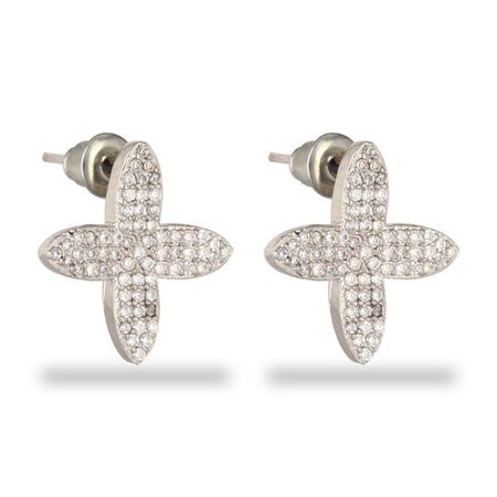 حلق نسائي جميل وهادئ