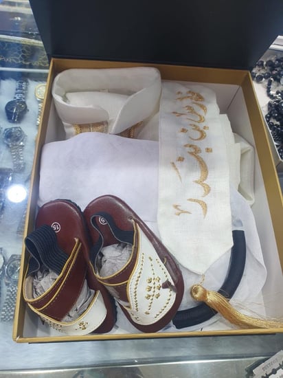 دقلة بلون مميز مع كتابه اسم