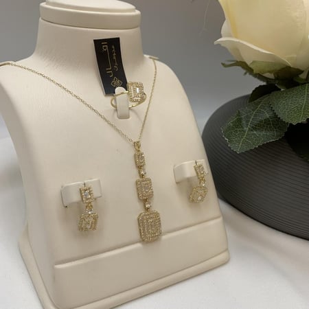 نص طقم تصميم الألماس عيار 18  الوزن 6.5