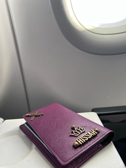 كفر جواز بنفسجي (تاج+طائرة+اسم)