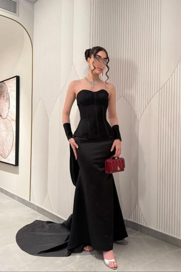 فستان سهرة أسود فخم بقصة كورسيه وذيل أنيق