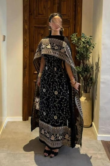 جلابية سوداء بتطريز ذهبي فاخر مع شال متناسق