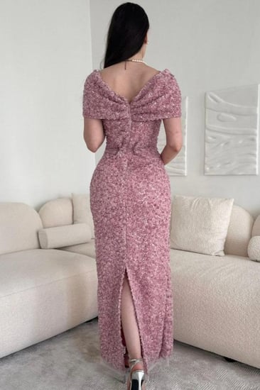 فستان سهرة وردي مطرز أوف شولدر وقصة أنثوية راقية