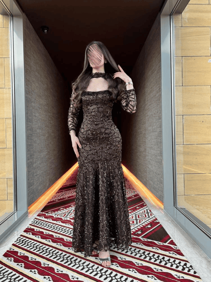 فستان سهرة بني فخم بفتحة صدر أنيقة