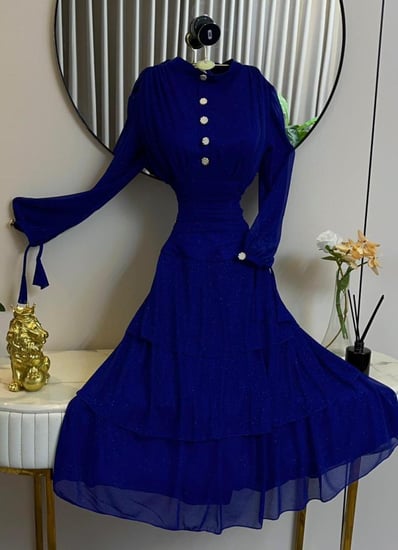 فستان نسائي أزرق لامع بطبقات بأزرار  أنيقة