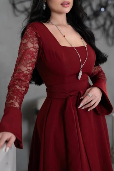 فستان سهرة عنابي بأكمام دانتيل بحزام خصر أنيق