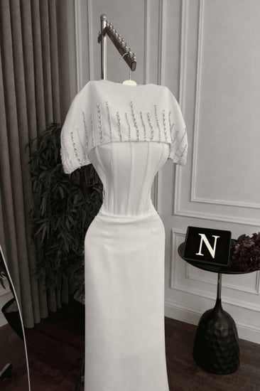 فستان سهرة أبيض فاخر بتطريز كريستال لامع