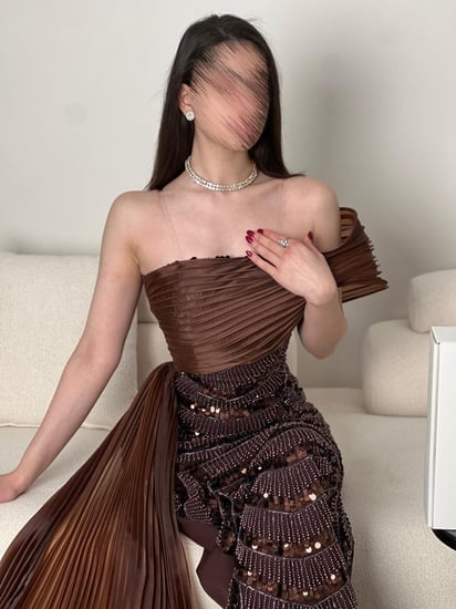 فستان سهرة بني بتطريز لامع وشيفون جانبي