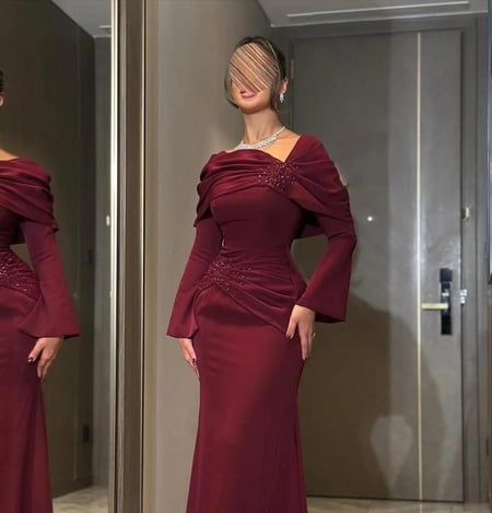 فستان سهرة عنابي فاخر بتصميم أنثوي أنيق