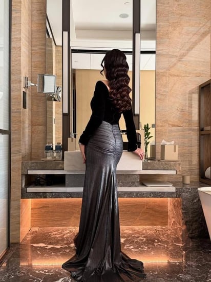 فستان سهرة طويل بتصميم مخملي أنيق