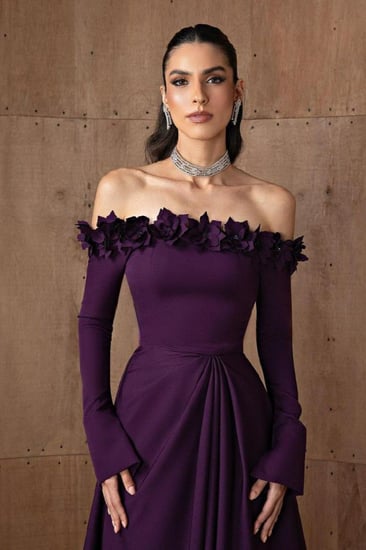 فستان سهرة بنفسجي بقصة أوف شولدر مزينة بالورود