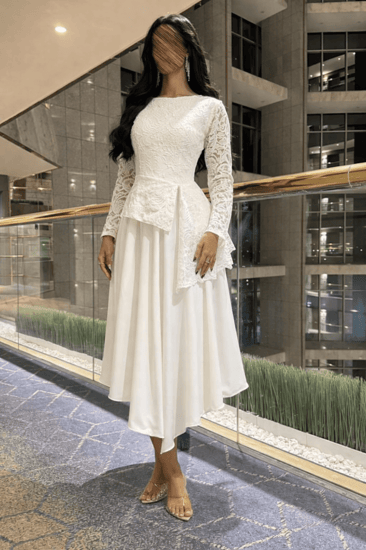 فستان سهرة أبيض دانتيل ناعم بتصميم بيبلوم