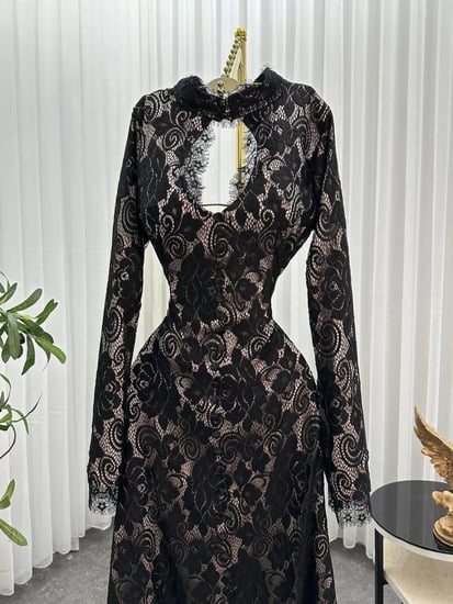 فستان سهرة أسود من الدانتيل بالكامل