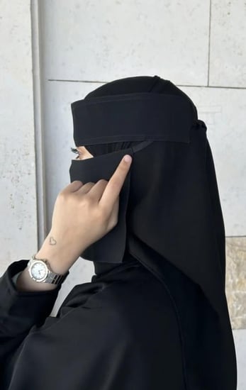نقاب أسود قصير خفيف حرير