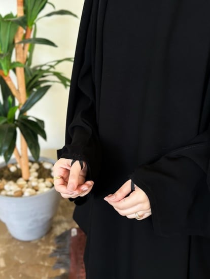 عباية رأس خروج فخمة سوداء في السعودية