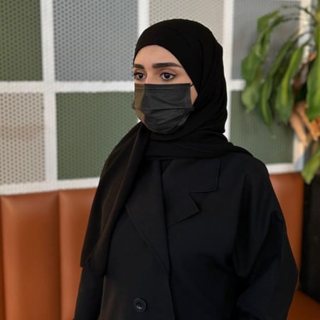 طرحة بندانة سوادها فاحم سوداء أنيقة مع العباية السوداء