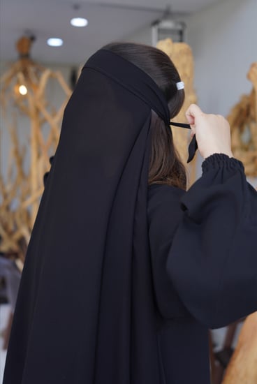 طرحة ربط ثابتة سوداء أنيقة مع العباية السوداء