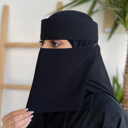 نقاب مشبك وسط  أسود مبطن مريح وثابت