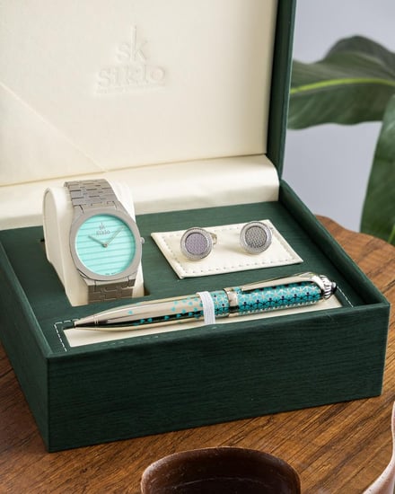 طقم رجالي عندما تندمج التقنية بالفن ساعة بتصميمها العصري