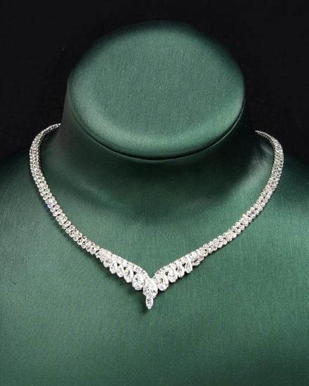 طقم نسائي زركون متفرد بلون فضي