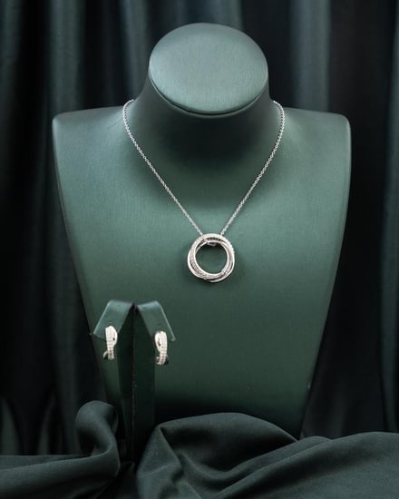 جمع التصميم بين البساطة والفخامة