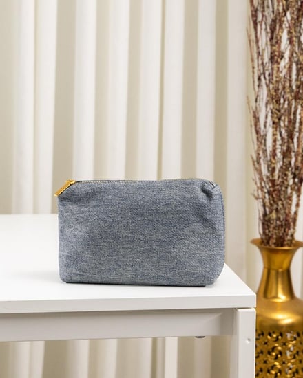 شنطة تناسب الاستخدام اليومي  بالحجم الكبير باللون الرصاصي على جملي