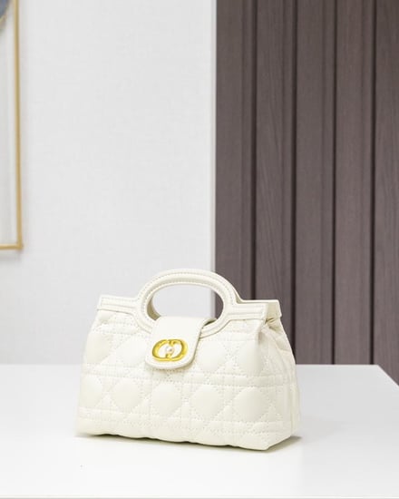 شنطة فاخرة تليق باطلالتك حجم صغير ابيض