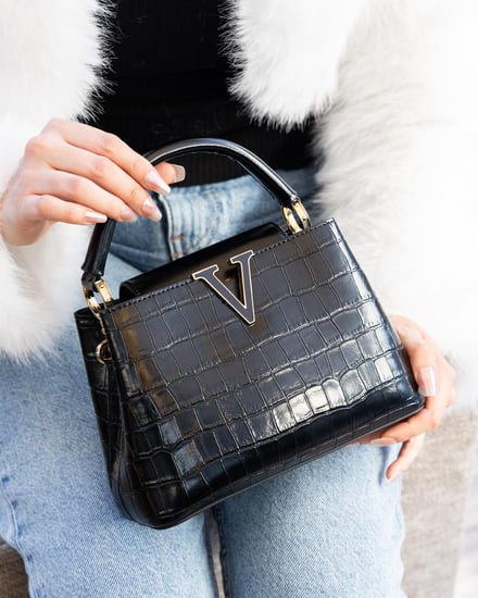 شنطة بتصميم كلاسيك  حجم وسط باللون الأسود