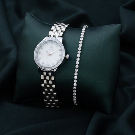 زيني معصمك بأجمل ساعة واسوارة باللون الفضي ميناء ابيض