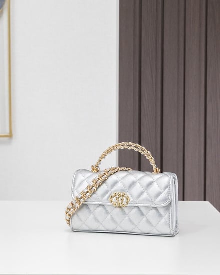 شنطة عصرية بتصميم أنيق حجم ميني يعكس ذوقك باللون الفضي