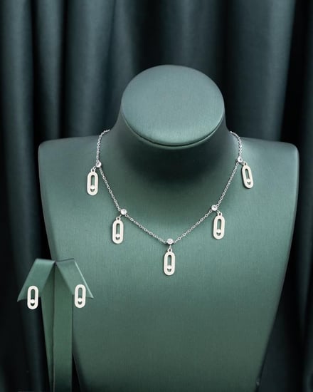 يتحلى هذا الطقم الخلاب بآلية مبتكرة من الاحجار الامعة التي تتناسب معا حركتك