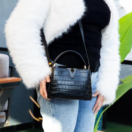 شنطة بتصميم كلاسيك  حجم وسط باللون الأسود