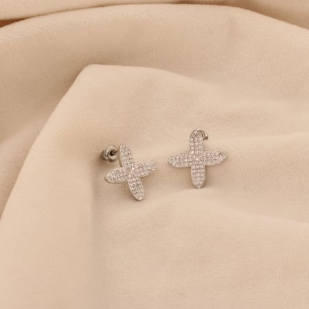 حلق نسائي جميل وهادئ