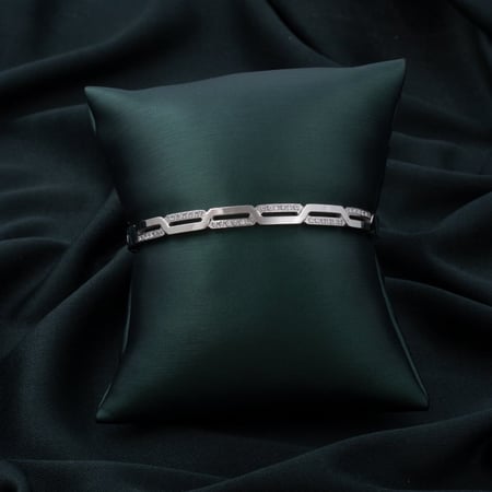 اسوارة نسائية باللون الفضي