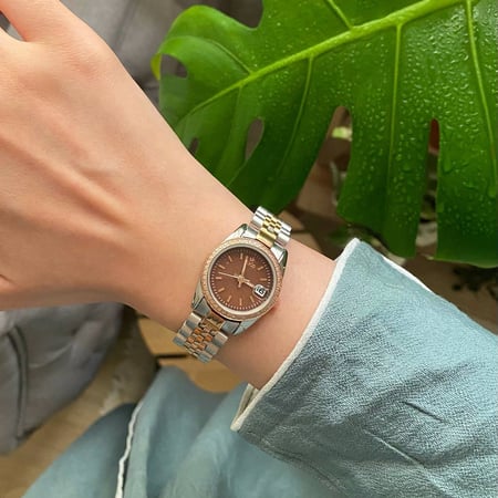 ساعة نسائية باللونين الفضي والنحاسي