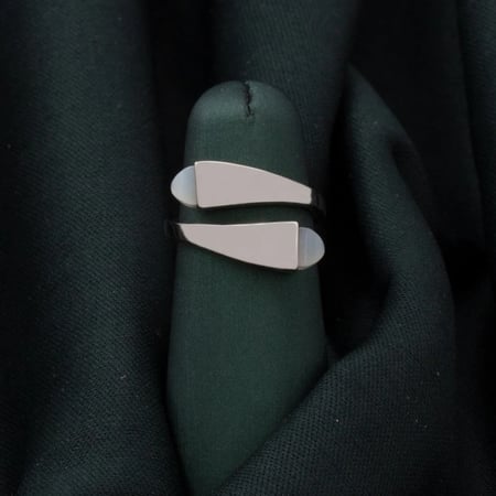خاتم من أحجاراً المتعددة الأوجه تشع بريقاً ولمعاناً أخَّاذاً.
