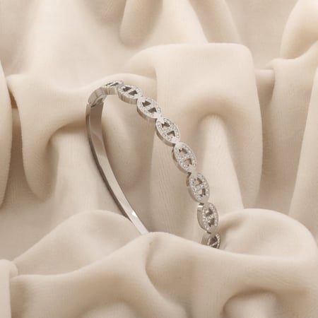 اسوارة نسائية باللون الفضي