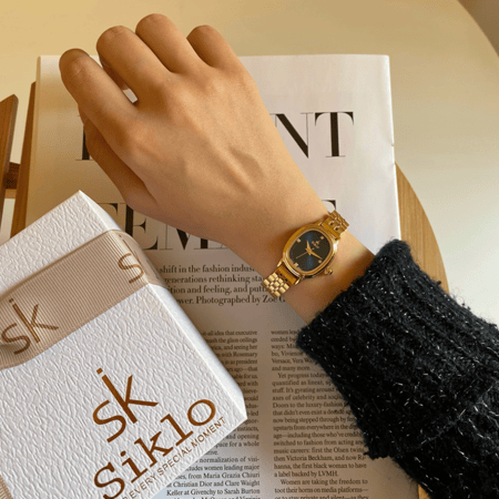 ساعة نسائية باللون الذهبي