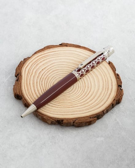 قلم أنيق يروي قصة الوقت